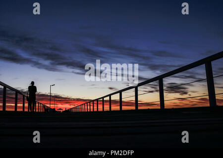 Adelaide Australien. 17.September 2018. Grange pier Adelaide ist bei Sonnenuntergang mit dramatischen Himmel und Farben Credit Silhouette: Amer ghazzal/Alamy leben Nachrichten Stockfoto