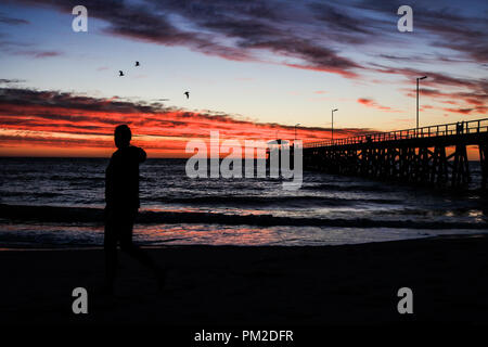 Adelaide Australien. 17.September 2018. Grange pier Adelaide ist bei Sonnenuntergang mit dramatischen Himmel und Farben Credit Silhouette: Amer ghazzal/Alamy leben Nachrichten Stockfoto