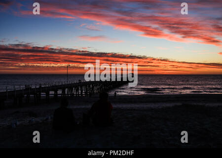 Adelaide Australien. 17.September 2018. Grange Pier ist Silhouetted aganst ein dramatischer Himmel bei Sonnenuntergang Credit: Amer ghazzal/Alamy leben Nachrichten Stockfoto