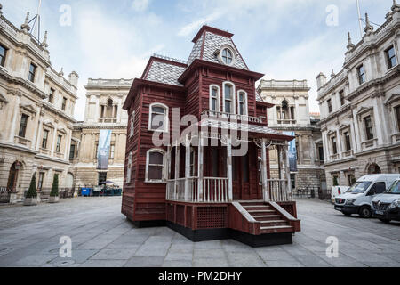 London, Großbritannien. 17. September 2018. Cornelia Parker's Transitional Object' Psychobarn" an der Königlichen Akademie der Künste, der an fast 30 Fuß (10 m), ist es aus den Komponenten einer abgebauten traditionelle Amerikanische Rote Scheune gemacht und ist auf dem Haus in Alfred Hitchcocks Film Psycho (1960), die wiederum auf einem Gemälde des amerikanischen Malers Edward Hopper, Haus durch die Eisenbahn, 1925 modelliert wurde. Credit: Guy Corbishley/Alamy leben Nachrichten Stockfoto