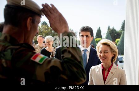 Erbil, Irak. 17 Sep, 2018. Ursula von der Leyen (CDU), Bundesminister der Verteidigung, wird von Nechirvan Barsani (M), der Kurdische Ministerpräsident empfangen werden. Der Minister ist in Irak für politische Gespräche und Besuche in der Bundeswehr. Credit: Kay Nietfeld/dpa/Alamy leben Nachrichten Stockfoto