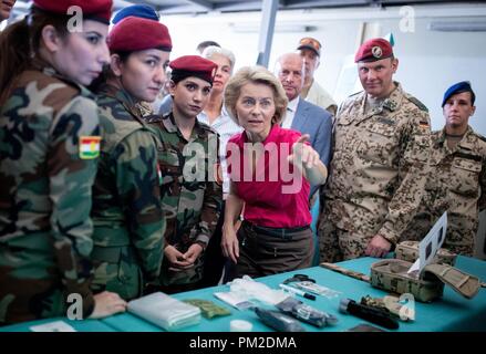 Erbil, Irak. 17 Sep, 2018. Ursula von der Leyen (CDU), Bundesminister der Verteidigung, spricht mit kurdischen Peschmerga Soldaten (l) in der M4 Logistik Lager. Der Minister ist in Irak für politische Gespräche und Besuche in der Bundeswehr. Credit: Kay Nietfeld/dpa/Alamy leben Nachrichten Stockfoto