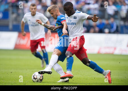 Hamburg, Deutschland. 15 Sep, 2018. Niklas Dorsch (l., HDH) vs Orel MANGALA (HH), Aktion, Duellen, Fußball 2. 1. Fussballbundesliga, 5. Spieltag, Hamburg Hamburg Hamburg (HH) - FC Heidenheim (Hdh) 3:2, am 15.09.2018 in Hamburg, Deutschland. € | Nutzung der weltweiten Kredit: dpa/Alamy leben Nachrichten Stockfoto