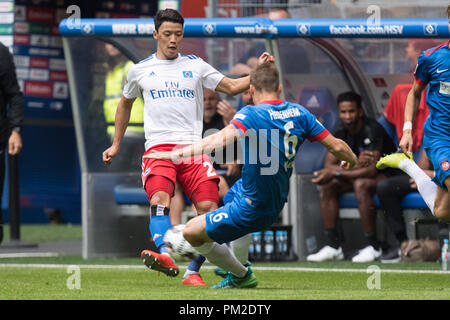 Hamburg, Deutschland. 15 Sep, 2018. Hee Chan Hwang (l., HH) vs Patrick MAINKA (Hdh), Aktion, Duellen, Fußball 2. 1. Fussballbundesliga, 5. Spieltag, Hamburg Hamburg Hamburg (HH) - FC Heidenheim (Hdh) 3:2, am 15.09.2018 in Hamburg/Deutschland. € | Nutzung der weltweiten Kredit: dpa/Alamy leben Nachrichten Stockfoto