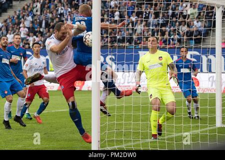 Hamburg, Deutschland. 15 Sep, 2018. Pierre-Michel Lasogga (links, HH) zwingt das Ziel gegen Timo BEERMANN (Hdh) für HSV Hamburg Hamburg Hamburg, Aktion, schießt auszugleichen, Fußball 2. Fussballbundesliga, 5. Spieltag, HSV Hamburg Hamburg Hamburg (HH) - FC Heidenheim (Hdh) 3:2, am 15/09/2018 in Hamburg/Deutschland. € | Nutzung der weltweiten Kredit: dpa/Alamy leben Nachrichten Stockfoto