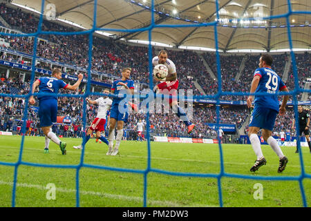 Hamburg, Deutschland. 15 Sep, 2018. Pierre-Michel Lasogga (mi., HH) leitet den Ball zu 2:1 für HSV Hamburg Hamburg Hamburg, Aktion, Header, kv? Pft, Fußball 2. Fussballbundesliga, 5. Spieltag, Hamburg Hamburg Hamburg (HH) - FC Heidenheim (Hdh) 3:2, am 15/09/2018 in Hamburg/Deutschland. € | Nutzung der weltweiten Kredit: dpa/Alamy leben Nachrichten Stockfoto