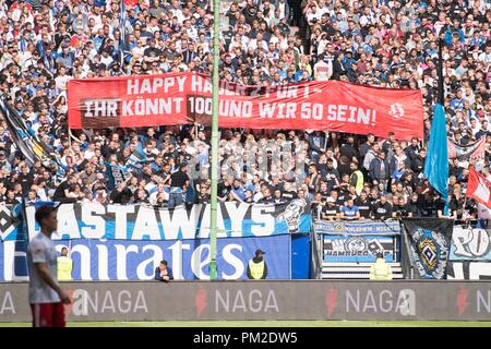 Hamburg, Deutschland. 15 Sep, 2018. Hamburger Fans halten ein Banner mit einem afterricht Für die St. Pauli Fans: 'Happy Hauer 2 für 1 - Sie können 100 und wir 50!', Aufruf zur Gewalt, Schlagen, ultra, Ultras, Ventilator, Ventilatoren, Zuschauer, Anhänger, Anhänger, Fußball 2. 1. Fussballbundesliga, 5. Spieltag, Hamburg Hamburg Hamburg (HH) - FC Heidenheim (Hdh) 3:2, am 15/09/2018 in Hamburg/Deutschland. € | Nutzung der weltweiten Kredit: dpa/Alamy leben Nachrichten Stockfoto