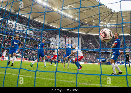 Hamburg, Deutschland. 15 Sep, 2018. Pierre-Michel Lasogga (mi., HH) leitet den Ball zu 2:1 für HSV Hamburg Hamburg Hamburg, Aktion, Header, kv? Pft, Fußball 2. Fussballbundesliga, 5. Spieltag, Hamburg Hamburg Hamburg (HH) - FC Heidenheim (Hdh) 3:2, am 15/09/2018 in Hamburg/Deutschland. € | Nutzung der weltweiten Kredit: dpa/Alamy leben Nachrichten Stockfoto