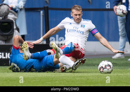 Hamburg, Deutschland. 15 Sep, 2018. Aaron Hunt (re., HH) gegen Robert STRAUSS (Hdh), Aktion, Duellen, Fußball 2. 1. Fussballbundesliga, 5. Spieltag, Hamburg Hamburg Hamburg (HH) - FC Heidenheim (Hdh) 3:2, am 15.09.2018 in Hamburg, Deutschland. € | Nutzung der weltweiten Kredit: dpa/Alamy leben Nachrichten Stockfoto