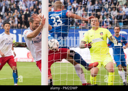 Hamburg, Deutschland. 15 Sep, 2018. Pierre-Michel Lasogga (links, HH) zwingt das Ziel gegen Timo BEERMANN (Hdh) für HSV Hamburg Hamburg Hamburg, Aktion, schießt auszugleichen, Fußball 2. Fussballbundesliga, 5. Spieltag, HSV Hamburg Hamburg Hamburg (HH) - FC Heidenheim (Hdh) 3:2, am 15/09/2018 in Hamburg/Deutschland. € | Nutzung der weltweiten Kredit: dpa/Alamy leben Nachrichten Stockfoto