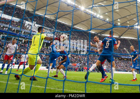 Hamburg, Deutschland. 15 Sep, 2018. Pierre-Michel Lasogga (mi., HH) leitet den Ball gegen Patrick MAINKA (Hdh) und Torwart Kevin MUELLER (Mvºller, HDH) Ziel auf 3:1 für HSV Hamburg Hamburg Hamburg, Aktion, Header, kv? Pft, Fußball 2. 1. Fussballbundesliga, 5. Spieltag, Hamburg Hamburg Hamburg (HH) - FC Heidenheim (Hdh) 3:2, am 15/09/2018 in Hamburg/Deutschland. € | Nutzung der weltweiten Kredit: dpa/Alamy leben Nachrichten Stockfoto
