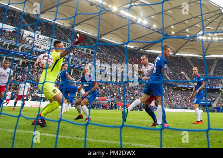 Hamburg, Deutschland. 15 Sep, 2018. Pierre-Michel Lasogga (mi., HH) leitet den Ball gegen Patrick MAINKA (Hdh) und Torwart Kevin MUELLER (Mvºller, HDH) Ziel auf 3:1 für HSV Hamburg Hamburg Hamburg, Aktion, Header, kv? Pft, Fußball 2. 1. Fussballbundesliga, 5. Spieltag, Hamburg Hamburg Hamburg (HH) - FC Heidenheim (Hdh) 3:2, am 15/09/2018 in Hamburg/Deutschland. € | Nutzung der weltweiten Kredit: dpa/Alamy leben Nachrichten Stockfoto