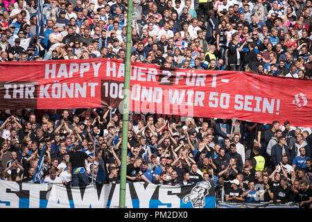 Hamburg, Deutschland. 15 Sep, 2018. Hamburger Fans halten ein Banner mit einem afterricht Für die St. Pauli Fans: 'Happy Hauer 2 für 1 - Sie können 100 und wir 50!', Aufruf zur Gewalt, Schlagen, ultra, Ultras, Ventilator, Ventilatoren, Zuschauer, Anhänger, Anhänger, Fußball 2. 1. Fussballbundesliga, 5. Spieltag, Hamburg Hamburg Hamburg (HH) - FC Heidenheim (Hdh) 3:2, am 15/09/2018 in Hamburg/Deutschland. € | Nutzung der weltweiten Kredit: dpa/Alamy leben Nachrichten Stockfoto