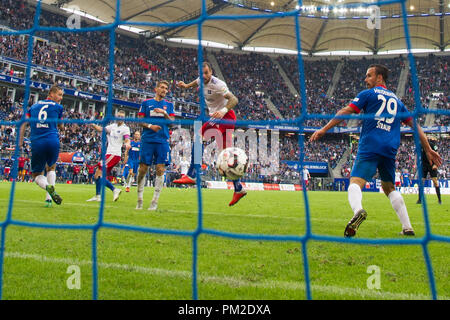 Hamburg, Deutschland. 15 Sep, 2018. Pierre-Michel Lasogga (mi., HH) leitet den Ball zu 2:1 für HSV Hamburg Hamburg Hamburg, Aktion, Header, kv? Pft, Fußball 2. Fussballbundesliga, 5. Spieltag, Hamburg Hamburg Hamburg (HH) - FC Heidenheim (Hdh) 3:2, am 15/09/2018 in Hamburg/Deutschland. € | Nutzung der weltweiten Kredit: dpa/Alamy leben Nachrichten Stockfoto