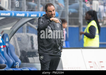 Hamburg, Deutschland. 15 Sep, 2018. Frank Schmidt (Trainer, HDH) gibt Anweisungen, Anweisungen, die Hälfte Abbildung, Bild, Geste, Gestik, Fußball 2. 1. Fussballbundesliga, 5. Spieltag, Hamburg Hamburg Hamburg (HH) - FC Heidenheim (Hdh) 3:2, am 15.09. 2018 in Hamburg/Deutschland. € | Nutzung der weltweiten Kredit: dpa/Alamy leben Nachrichten Stockfoto