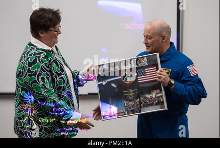 Washington, USA. 14 Sep, 2018. NASA-Astronaut Scott Tingle präsentiert eine Montage für McKinley Technologie High School Principal Louise Jones vor dem Sprechen mit den Schülerinnen über seine Zeit an Bord der Internationalen Raumstation, Freitag, Sept. 14, 2018 McKinley Technologie High School in Washington, DC. Tingle verbrachte 168 Tage an Bord der Internationalen Raumstation im Rahmen der Expeditionen 54 und 55. Photo Credit: (NASA/Joel Kowsky) NASA über globallookpress.com Credit: NASA/russischen Look/ZUMA Draht/Alamy leben Nachrichten Stockfoto