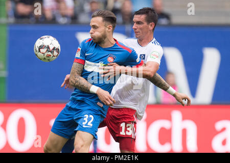 Hamburg, Deutschland. 15 Sep, 2018. Patrick Schmidt (l., HDH) vs. Christoph Moritz (HH), Aktion, Duellen, Fußball 2. 1. Fussballbundesliga, 5. Spieltag, Hamburg Hamburg Hamburg (HH) - FC Heidenheim (Hdh) 3:2, am 15.09.2018 in Hamburg, Deutschland. € | Nutzung der weltweiten Kredit: dpa/Alamy leben Nachrichten Stockfoto