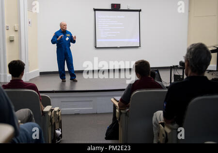 Washington, USA. 14 Sep, 2018. NASA-Astronaut Scott Tingle spricht mit Studenten über seine Zeit an Bord der Internationalen Raumstation, Freitag, Sept. 14, 2018 McKinley Technologie High School in Washington, DC. Tingle verbrachte 168 Tage an Bord der Internationalen Raumstation im Rahmen der Expeditionen 54 und 55. Photo Credit: (NASA/Joel Kowsky) NASA über globallookpress.com Credit: NASA/russischen Look/ZUMA Draht/Alamy leben Nachrichten Stockfoto