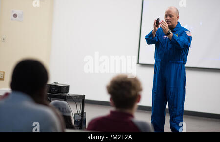 Washington, USA. 14 Sep, 2018. NASA-Astronaut Scott Tingle spricht mit Studenten über seine Zeit an Bord der Internationalen Raumstation, Freitag, Sept. 14, 2018 McKinley Technologie High School in Washington, DC. Tingle verbrachte 168 Tage an Bord der Internationalen Raumstation im Rahmen der Expeditionen 54 und 55. Photo Credit: (NASA/Joel Kowsky) NASA über globallookpress.com Credit: NASA/russischen Look/ZUMA Draht/Alamy leben Nachrichten Stockfoto