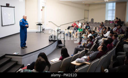 Washington, USA. 14 Sep, 2018. NASA-Astronaut Scott Tingle spricht mit Studenten über seine Zeit an Bord der Internationalen Raumstation, Freitag, Sept. 14, 2018 McKinley Technologie High School in Washington, DC. Tingle verbrachte 168 Tage an Bord der Internationalen Raumstation im Rahmen der Expeditionen 54 und 55. Photo Credit: (NASA/Joel Kowsky) NASA über globallookpress.com Credit: NASA/russischen Look/ZUMA Draht/Alamy leben Nachrichten Stockfoto