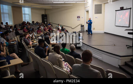 Washington, USA. 14 Sep, 2018. NASA-Astronaut Scott Tingle spricht mit Studenten über seine Zeit an Bord der Internationalen Raumstation, Freitag, Sept. 14, 2018 McKinley Technologie High School in Washington, DC. Tingle verbrachte 168 Tage an Bord der Internationalen Raumstation im Rahmen der Expeditionen 54 und 55. Photo Credit: (NASA/Joel Kowsky) NASA über globallookpress.com Credit: NASA/russischen Look/ZUMA Draht/Alamy leben Nachrichten Stockfoto