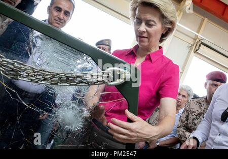 Erbil, Irak. 17 Sep, 2018. Ursula von der Leyen (CDU), Bundesminister der Verteidigung, auf einen gepanzerten Frontscheibe mit Einschusslöcher in der M4 Logistik Lager. Der Minister ist in Irak für politische Gespräche und Besuche in der Bundeswehr. Quelle: dpa Picture alliance/Alamy leben Nachrichten Stockfoto