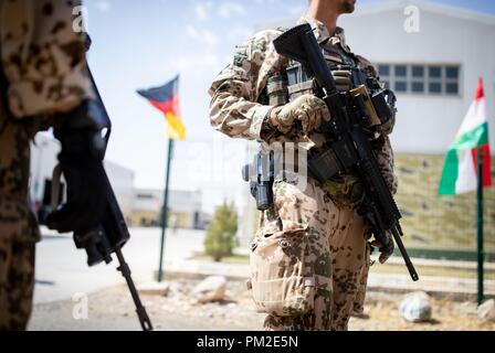 Erbil, Irak. 17 Sep, 2018. Deutsche Soldaten mit G27 Gewehre sicher der Besuch des Bundesministers der Verteidigung an die Logistik Lager M4-Ausbildungs-und Lehrwerkstatt. Der Minister ist in Irak für politische Gespräche und Besuche in der Bundeswehr. Quelle: dpa Picture alliance/Alamy leben Nachrichten Stockfoto