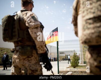 Erbil, Irak. 17 Sep, 2018. Deutsche Soldaten mit G27 Gewehre sicher der Besuch des Bundesministers der Verteidigung an die Logistik Lager M4-Ausbildungs-und Lehrwerkstatt. Der Minister ist in Irak für politische Gespräche und Besuche in der Bundeswehr. Quelle: dpa Picture alliance/Alamy leben Nachrichten Stockfoto