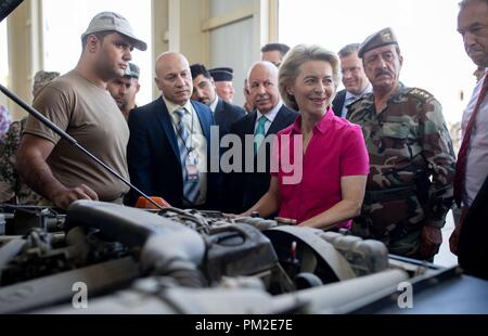 Erbil, Irak. 17 Sep, 2018. Ursula von der Leyen (CDU), Bundesminister der Verteidigung, besucht die Logistik Lager M4 Ausbildung und Lehre Workshop und Vorträge zu Peschmerga Soldaten. Der Minister ist in Irak für politische Gespräche und Besuche in der Bundeswehr. Quelle: dpa Picture alliance/Alamy leben Nachrichten Stockfoto