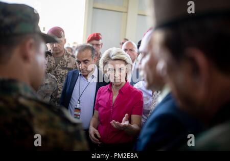 Erbil, Irak. 17 Sep, 2018. Ursula von der Leyen (CDU), Bundesminister der Verteidigung, besucht die Logistik Lager M4 Ausbildung und Lehre Workshop und Vorträge zu Peschmerga Soldaten. Der Minister ist in Irak für politische Gespräche und Besuche in der Bundeswehr. Quelle: dpa Picture alliance/Alamy leben Nachrichten Stockfoto