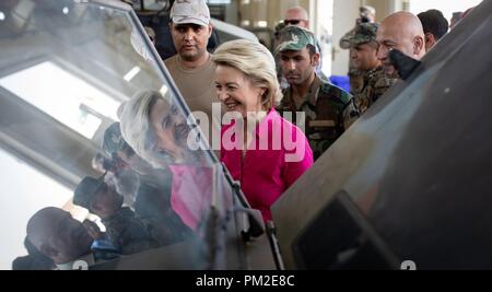 Erbil, Irak. 17 Sep, 2018. Ursula von der Leyen (CDU), Bundesminister der Verteidigung, besucht die Logistik Lager M4 Ausbildung und Lehre Workshop und Vorträge zu Peschmerga Soldaten. Der Minister ist in Irak für politische Gespräche und Besuche in der Bundeswehr. Quelle: dpa Picture alliance/Alamy leben Nachrichten Stockfoto