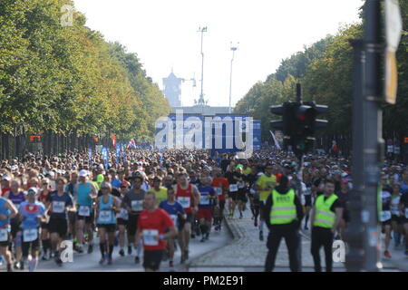 Berlin, Deutschland. 16. Sep 2018. Die Teilnehmer vor dem Start. Gladys Cherono aus Kenia hat den Sieg für die Frauen in Berlin gesichert. Mit 2:18:11 Stunden, kommt sie als schnellste Frau in der 45. BMW Berlin Marathon beenden. Ruti Aga gewinnt zweiten Platz (Frauen) und Tirunesh Dibaba holt dritten Platz (Frauen). Bild: Sao Struck/Alamy leben Nachrichten Stockfoto
