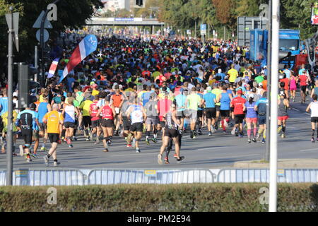 Berlin, Deutschland. 16. Sep 2018. Die Teilnehmer vor dem Start. Gladys Cherono aus Kenia hat den Sieg für die Frauen in Berlin gesichert. Mit 2:18:11 Stunden, kommt sie als schnellste Frau in der 45. BMW Berlin Marathon beenden. Ruti Aga gewinnt zweiten Platz (Frauen) und Tirunesh Dibaba holt dritten Platz (Frauen). Bild: Sao Struck/Alamy leben Nachrichten Stockfoto