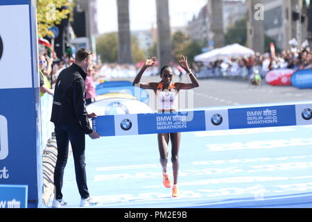 Berlin, Deutschland. 16. Sep 2018. Gladys cherono an der Ziellinie. Gladys Cherono aus Kenia hat den Sieg für die Frauen in Berlin gesichert. Mit 2:18:11 Stunden, kommt sie als schnellste Frau in der 45. BMW Berlin Marathon beenden. Ruti Aga gewinnt zweiten Platz (Frauen) und Tirunesh Dibaba holt dritten Platz (Frauen). Bild: Sao Struck/Alamy leben Nachrichten Stockfoto
