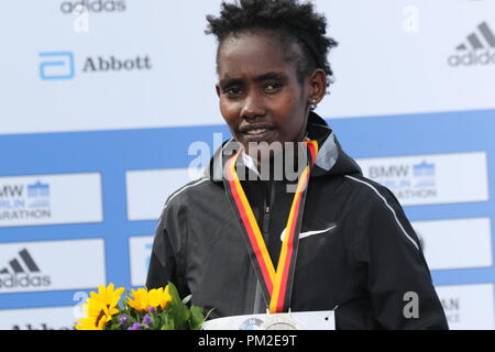 Berlin, Deutschland. 16. Sep 2018. Ruti Aga bei der Preisverleihung. Gladys Cherono aus Kenia hat den Sieg für die Frauen in Berlin gesichert. Mit 2:18:11 Stunden, kommt sie als schnellste Frau in der 45. BMW Berlin Marathon beenden. Ruti Aga gewinnt zweiten Platz (Frauen) und Tirunesh Dibaba holt dritten Platz (Frauen). Bild: Sao Struck/Alamy leben Nachrichten Stockfoto