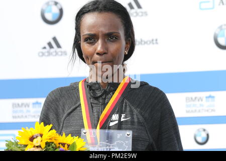 Berlin, Deutschland. 16. Sep 2018. Tirunesh Dibaba bei der Preisverleihung. Gladys Cherono aus Kenia hat den Sieg für die Frauen in Berlin gesichert. Mit 2:18:11 Stunden, kommt sie als schnellste Frau in der 45. BMW Berlin Marathon beenden. Ruti Aga gewinnt zweiten Platz (Frauen) und Tirunesh Dibaba holt dritten Platz (Frauen). Bild: Sao Struck/Alamy leben Nachrichten Stockfoto