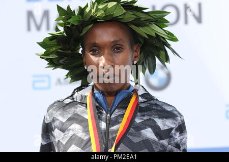 Berlin, Deutschland. 16. Sep 2018. Gladys Cherono bei der Preisverleihung. Gladys Cherono aus Kenia hat den Sieg für die Frauen in Berlin gesichert. Mit 2:18:11 Stunden, kommt sie als schnellste Frau in der 45. BMW Berlin Marathon beenden. Ruti Aga gewinnt zweiten Platz (Frauen) und Tirunesh Dibaba holt dritten Platz (Frauen). Bild: Sao Struck/Alamy leben Nachrichten Stockfoto