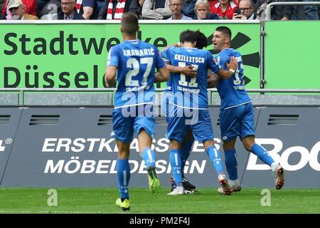 Düsseldorf, Deutschland. 15 Sep, 2018. Düsseldorf, 15. September 2018: 1. BL-18/19 - Fortuna Düsseldorf Vs. TSG 1899 Hoffenheim Reiss Nelson (Hoffenheim) feiert nach seinem Tor zum 1:1 mit Andrej Kramaric (Hoffenheim) und Florian Grillitsch (Hoffenheim) und Steven Zuber (Hoffenheim) Jubel/Freude/Emotion/goaljubel/Torwart/Ziel Schutz DFL Vorschriften jegliche Verwendung der Bilder, Bildsequenzen und/oder quasi-Video zu verbieten. | Verwendung der weltweiten Kredit: dpa/Alamy leben Nachrichten Stockfoto