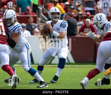 Indianapolis Colts quarterback Andreas Luck (12) sieht für einen Empfänger im frühen ersten Quartal Maßnahmen gegen die Washington Redskins an FedEx Field in Landover, Maryland am Sonntag, den 16. September 2018. Credit: Ron Sachs/CNP/MediaPunch Stockfoto