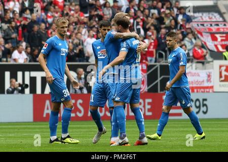 Düsseldorf, Deutschland. 15 Sep, 2018. Düsseldorf, 15. September 2018: 1. BL-18/19 - Fortuna Düsseldorf Vs. TSG 1899 Hoffenheim v. li. torwart Gregor Kobel (1899 Hoffenheim) und Florian Grillitsch (Hoffenheim) und Kevin Vogt (Hoffenheim) und Håvard Nordtveit (Hoffenheim) Bewegung/Geste/Geste/DFL-Bestimmungen verbieten die Verwendung von Fotografien als Bildsequenzen und/oder quasi-Video. | Verwendung der weltweiten Kredit: dpa/Alamy leben Nachrichten Stockfoto