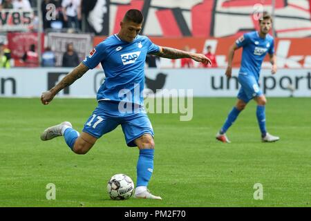 Düsseldorf, Deutschland. 15 Sep, 2018. Düsseldorf, 15. September 2018: 1. BL-18/19 - Fortuna Düsseldorf Vs. TSG 1899 Hoffenheim Steven Zuber (Hoffenheim) handeln. Einzelnes Bild. Ausschneiden. mit Kugel DFL-Bestimmungen verbieten die Verwendung von Fotografien als Bildsequenzen und/oder quasi-Video. | Verwendung der weltweiten Kredit: dpa/Alamy leben Nachrichten Stockfoto