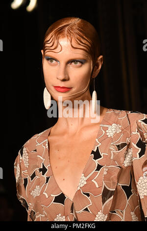 London, Großbritannien. 16.September 2018. Designer Starsica Vitrinen ist neueste Kollektion Fashion Scout - SS19 am Freimaurer Hall, London, Großbritannien. 16. September 2018. Bild Capital/Alamy leben Nachrichten Stockfoto