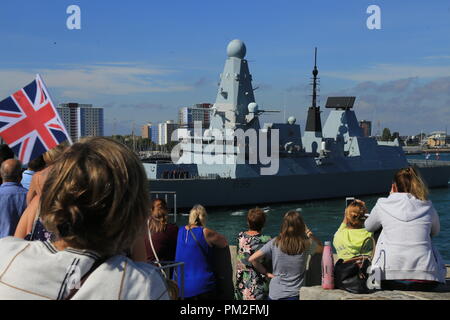 Portsmouth Harbour, Portsmouth, Vereinigtes Königreich 17. September militärischen Boot Parade 2018 Menge Royal Marine Nächstenliebe Parade, Portsmouth Credit: Massimiliano Finzi/Alamy leben Nachrichten Stockfoto