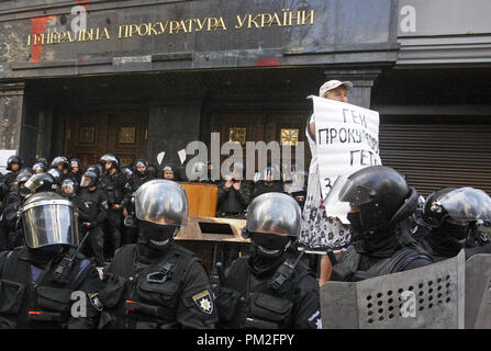 September 17, 2018 - Kiew, Ukraine - eine Russische Frau hält ein Plakat, wie sie in einem Protest der ukrainischen Aktivisten vor der Allgemeinen Staatsanwaltschaft in Kiew, Ukraine, am 17. September 2018. Aktivisten protestieren gegen Auslieferung an Russland von Fighter freiwillige Timur Tumhoev aus Inguschetien, die für die Ukraine gekämpft gegen pro-russischen Separatisten im Osten der Ukraine. (Bild: © SERG Glovny/ZUMA Draht) Stockfoto