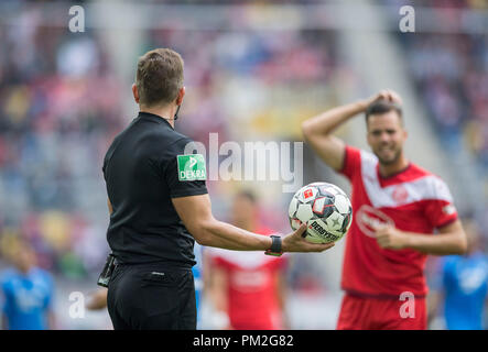 Düsseldorf, Deutschland. 15 Sep, 2018. Funktion, refereeball, Schiedsrichter Tobias Stieler hat die Kugel in seiner Hand, Spielunterbrechung, Fußball 1. Fussballbundesliga, 3. Spieltag Fortuna Düsseldorf (D) - TSG 1899 Hoffenheim (1899) 2:1, am 15.09.2018 in Düsseldorf/Deutschland. ##DFL-Bestimmungen verbieten die Verwendung von Fotografien als Bildsequenzen und/oder quasi-Video## | Verwendung der weltweiten Kredit: dpa/Alamy leben Nachrichten Stockfoto