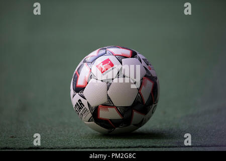 Düsseldorf, Deutschland. 15 Sep, 2018. Der offizielle Spielball, Derbystar, Kugel, Ball, Derby star, Brillant APS Fußball 1. Fussballbundesliga, 3. Spieltag Fortuna Düsseldorf (D) - TSG 1899 Hoffenheim (1899) 2:1, 08/13/in Düsseldorf/Deutschland 2018. ##DFL-Bestimmungen verbieten die Verwendung von Fotografien als Bildsequenzen und/oder quasi-Video## | Verwendung der weltweiten Kredit: dpa/Alamy leben Nachrichten Stockfoto