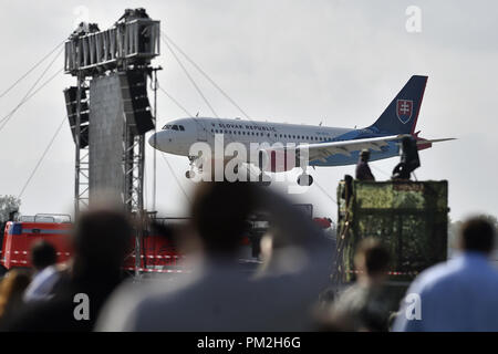 Mosnov, Tschechische Republik. 15 Sep, 2018. Der Airbus A319-100 der slowakischen Regierung Flying Service, porträtiert berühmte, dem slowakischen Politiker Milan Rastislav Stefanik, war während der NATO-Tage und der Tschechischen Luftwaffe Tage in Mosnov Airport, Ostrava, Tschechische Republik, 15. September 2018 vorgestellt. Credit: Jaroslav Ozana/CTK Photo/Alamy leben Nachrichten Stockfoto