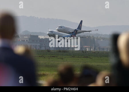 Mosnov, Tschechische Republik. 15 Sep, 2018. Der Airbus A319-100, Links, und Fokker 100 der slowakischen Regierung Flying Service wurden während der NATO-Tage und der Tschechischen Luftwaffe Tage in Mosnov Airport, Ostrava, Tschechische Republik, 15. September 2018 vorgestellt. Credit: Jaroslav Ozana/CTK Photo/Alamy leben Nachrichten Stockfoto