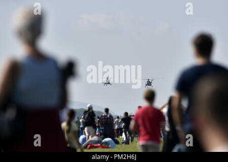 Mosnov, Tschechische Republik. 15 Sep, 2018. Zwei Hubschrauber Mil Mi-171 durchführen, während der NATO-Tage und der Tschechischen Luftwaffe Tage in Mosnov Airport, Ostrava, Tschechische Republik, 15. September 2018. Credit: Jaroslav Ozana/CTK Photo/Alamy leben Nachrichten Stockfoto