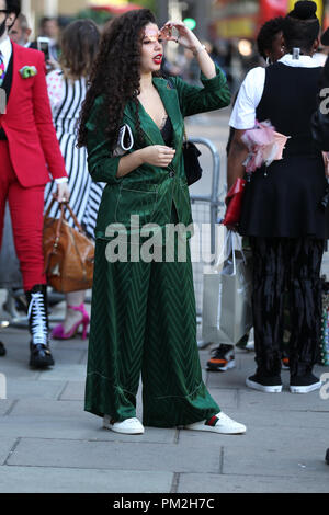 London, UK, 17. September 2018. Mitglied der Öffentlichkeit posiert für Street Fashion im Frühjahr Sommer 2019, London Fashion Week Stockfoto